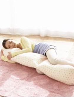 おなかが大きくなると、横向きで寝るほうがラクになります。